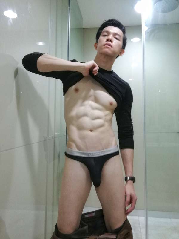 So far, i have not got the time to look for leaked photos fr.. 1