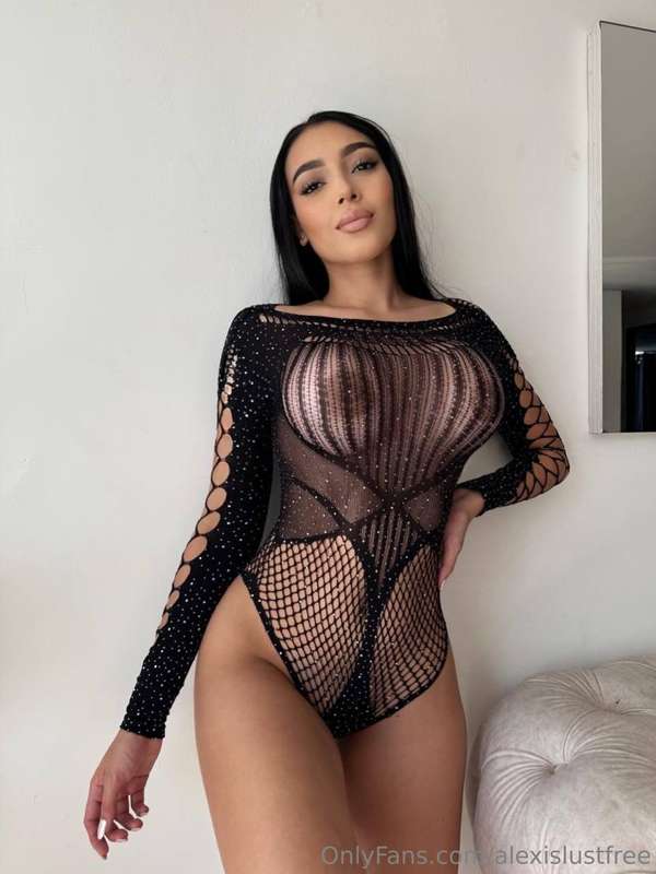 @arianavargasxo loves to shake in orgasm when she play with ..