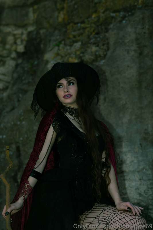 Witchy Woman 
See how high she flies 🧙‍♀️🧹🧹 12