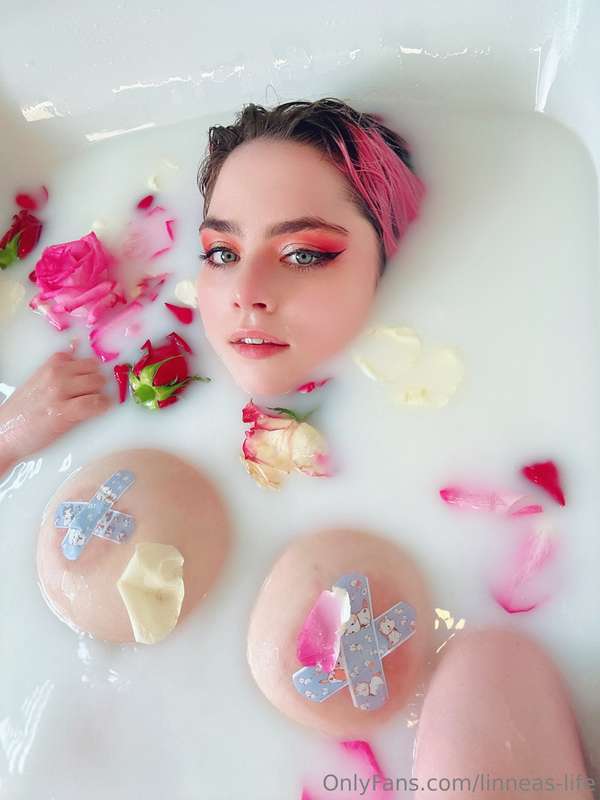 🌹Milk bath photoset part 2 enjoy ;) the video will be coming.. 2