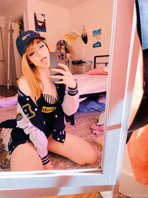Hey loves! Thinking about what to post on pornhub 🤔 im think..