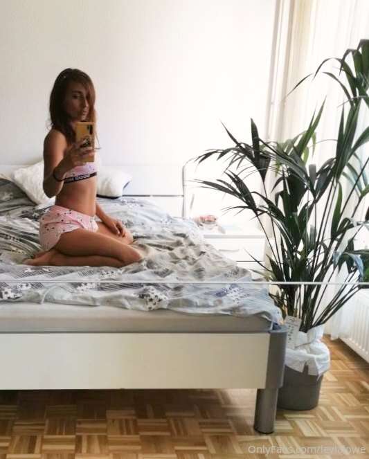 How do you like my cute shorts and sport bra? 4