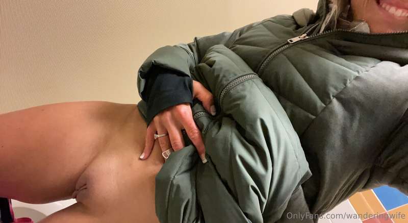 I’m that naughty mom that shows you my pussy during the firs..