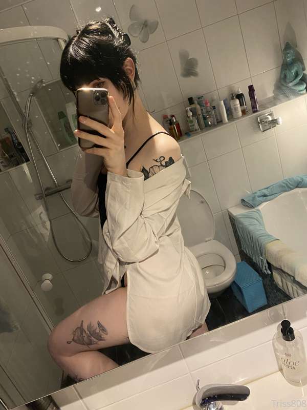 Hi everyone! 🖤

I took some dumb pics in my bathroom last sa.. 16