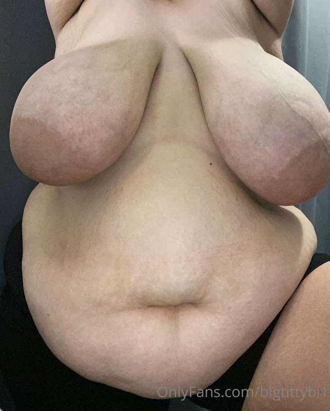 Titties and belly😍
