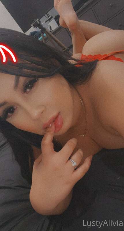 Im the kinda slut that wants to please you 🫦