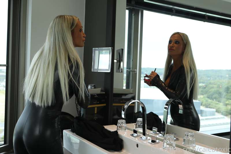 Behind the scenes. The things they photograph when I feel un.. 3