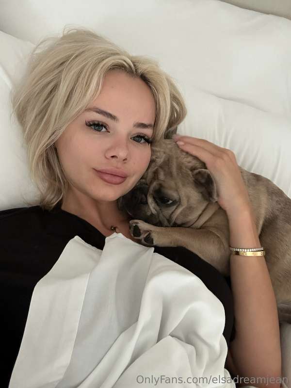 Goodmorning everybody🩷 Trudy is sneaking in some cuddles bef..