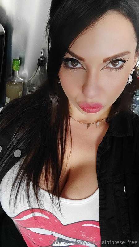 Queste poppe stanno esplodendo 😏 In cam potrebbe uscire anch..