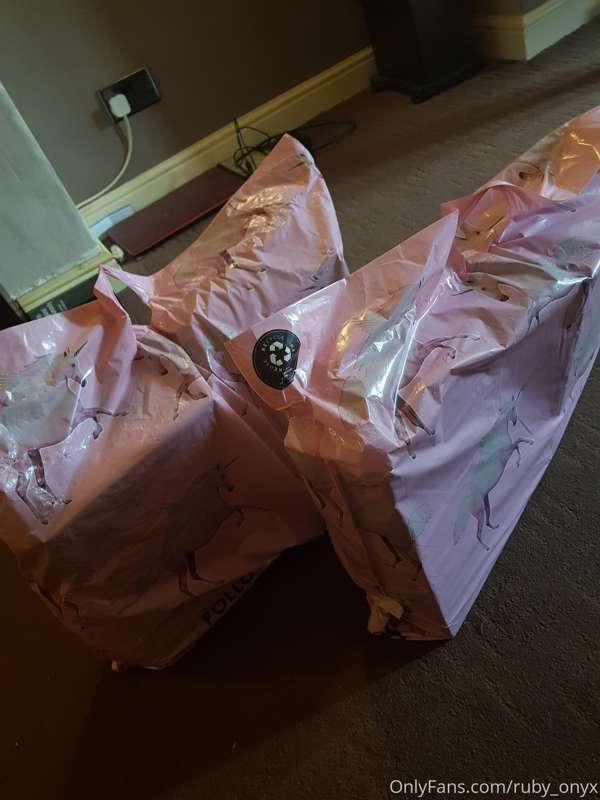 Ooh I've got a delivery!! Shall I go live later and try it o..