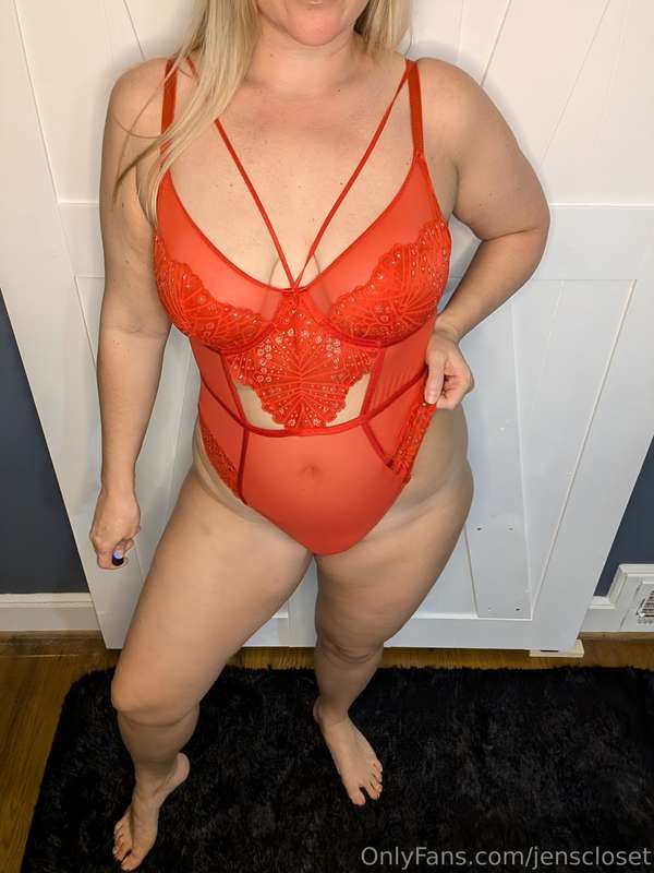 🚨 RED ✌️ 🚨 Hope you all are having a wonderful day! 😘 9