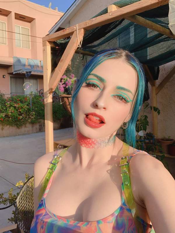 Happy caturday meow 💙 Enjoy these selfies I took yesterday ~..