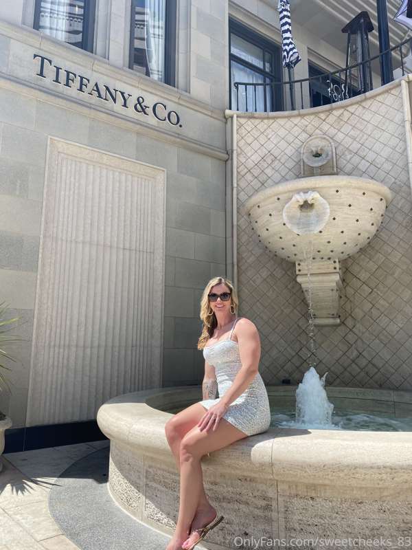 Find me on Rodeo Drive 🛍😏 1