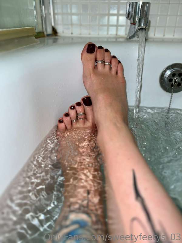 Something for the lovers of toes ;) that brown looks so pret..