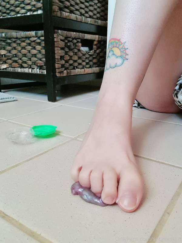 Felt so good having the cold slime between my toes 😍 Makes m.. 8