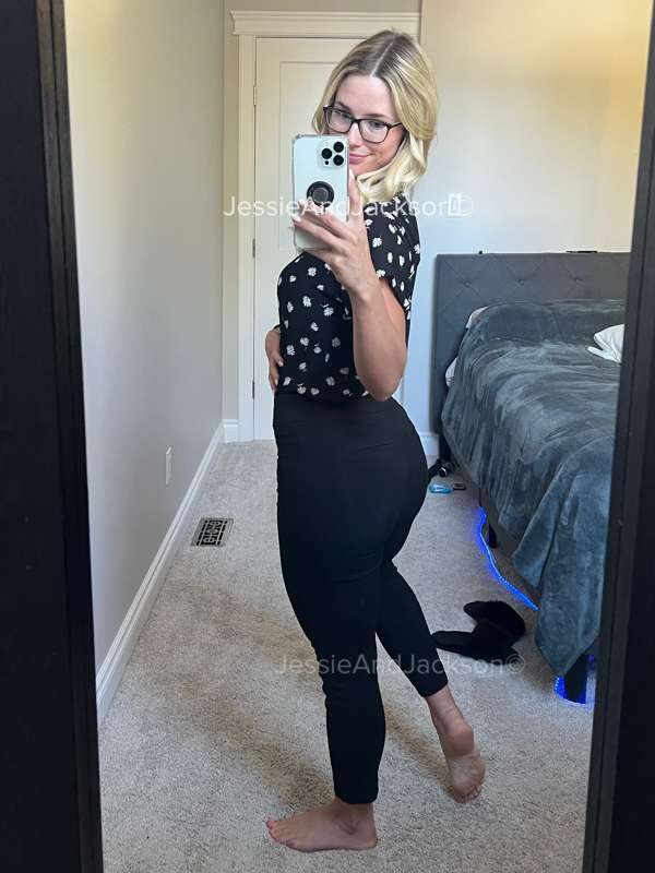 **SFW Meeting attire for today** 👩🏼‍🏫
Does it turn you on kn.. 2