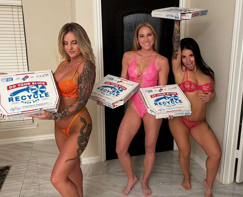 Let’s just say the delivery guy enjoyed the view 😈 (obviousl..