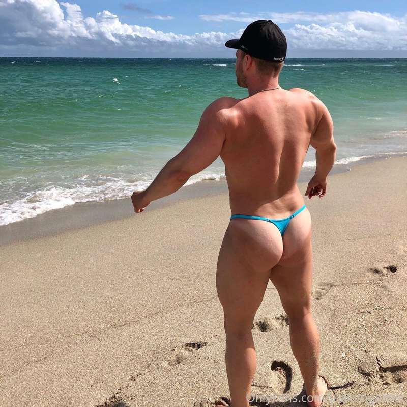 Matching thong with ocean and the sky! 💙🌊💪🏼 These micro thon.. 3