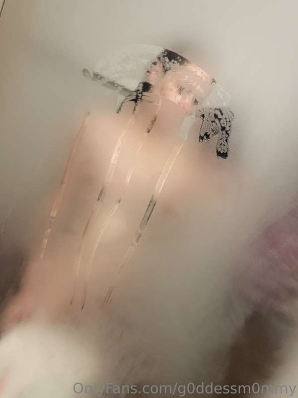 A little steamy after my shower 🚿 😌