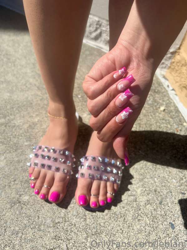 I can’t get over how sexy these sandals are 😈💕 1