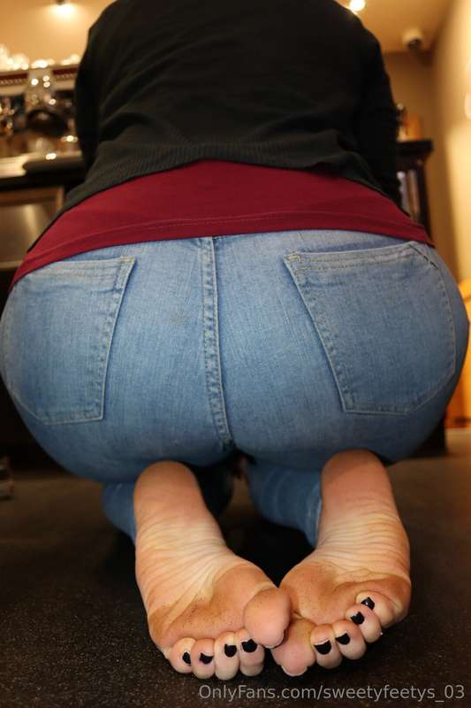 Jeans and bare feet combo 🔥😎 8