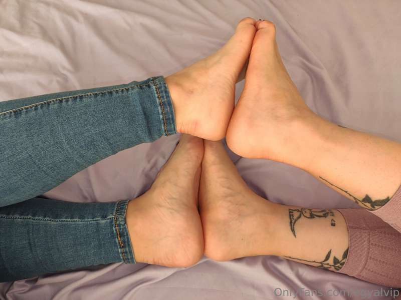***DAILY CONTENT*** 
40 NEW PICS WITH MY BF TOUCHING HER FEE.. 11
