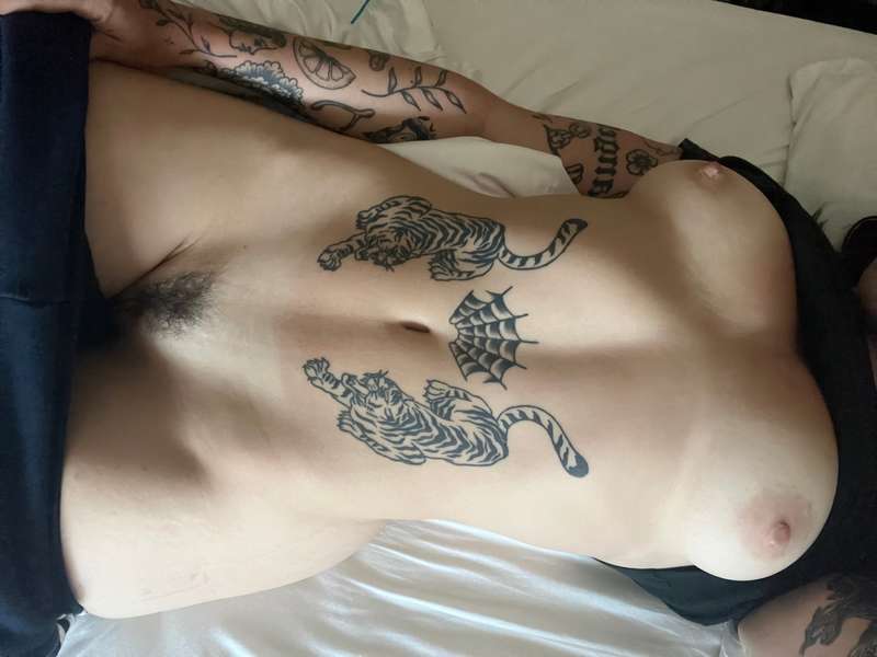 sleepy nudes whilst my mum was in the bathroom hehehe 🤭 i’m ..