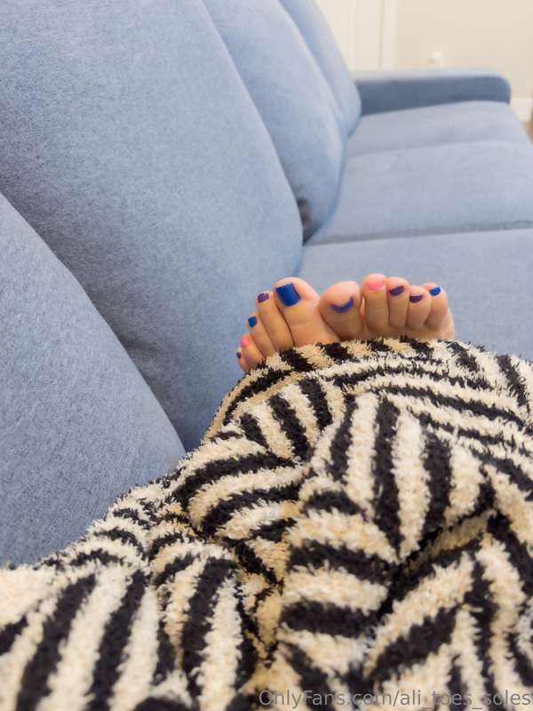 Could I get a foot rub while we watch TV? 🥰 3