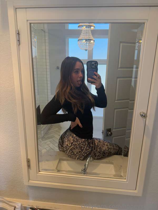 Let's chat? I promise to be naughty 🙈