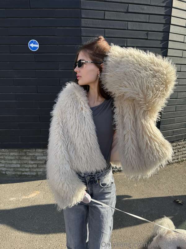 Me, my fluffy coat and my fluffy bodyguard 🐾