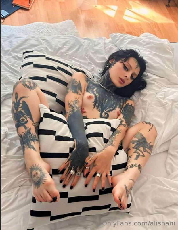 ## THIS CRAZY BITCH LOVES ANAL 🥵 @margotika Her juicy ass lo..