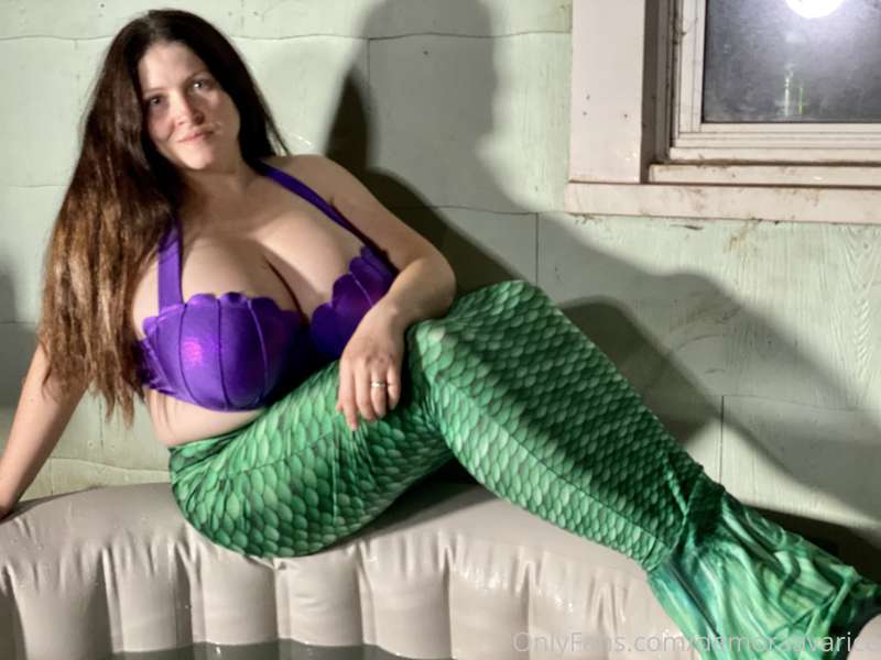 Though I did finally take my mermaid tail into the hot tub 😂 38