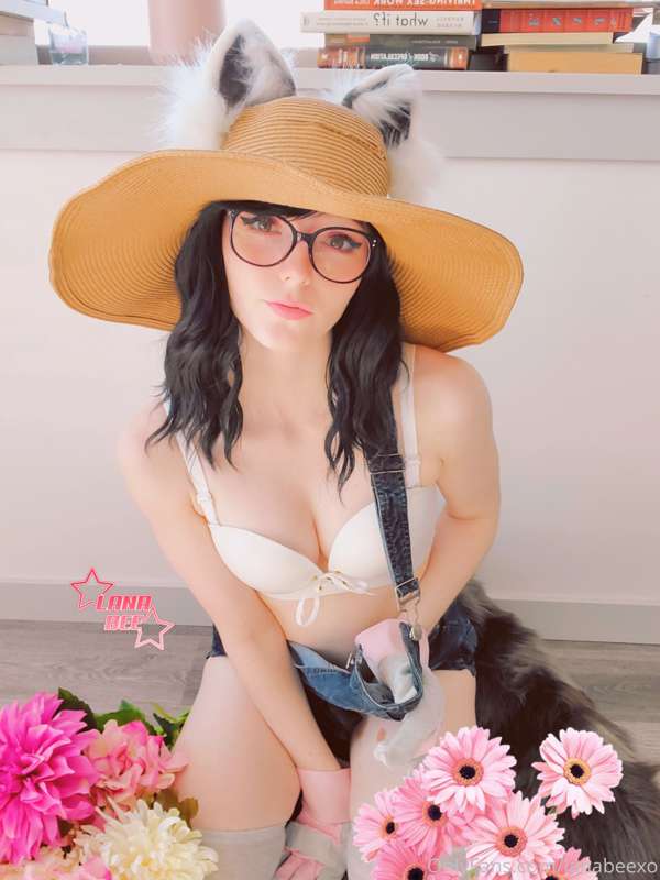 your little raccoon gf is a very attentive gardener 🌷 5