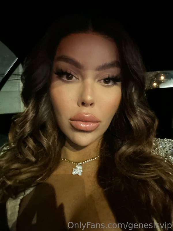 Am I pretty enough for you, babe? 💋💋