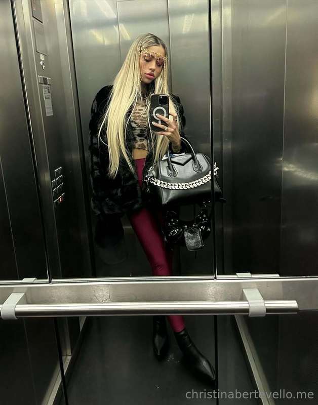 Non ditemi che sono l'unica a fare i selfie in ascensore 🤯