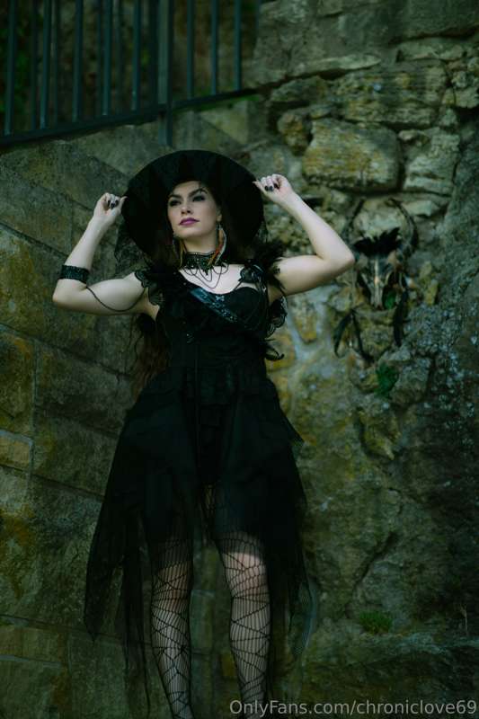 Witchy Woman 
See how high she flies 🧙‍♀️🧹🧹 10