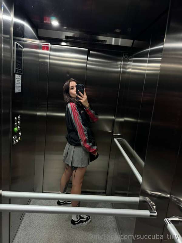 I hate having other people in the elevator with me. It freak..