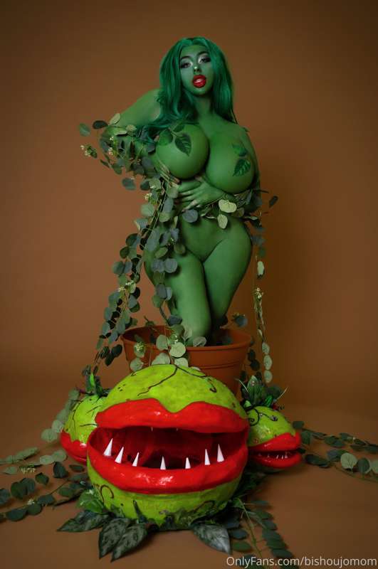FEED ME ALL NIGHT LONG🪴👄🍃 Here is some nude Audrey 2 for you.. 6