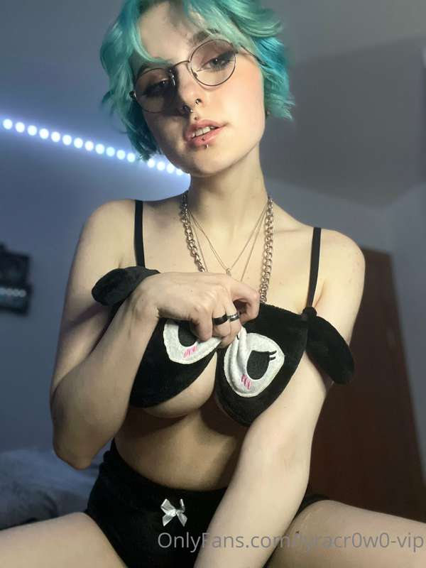 who wants to cuddle with me? 🥺🖤 2
