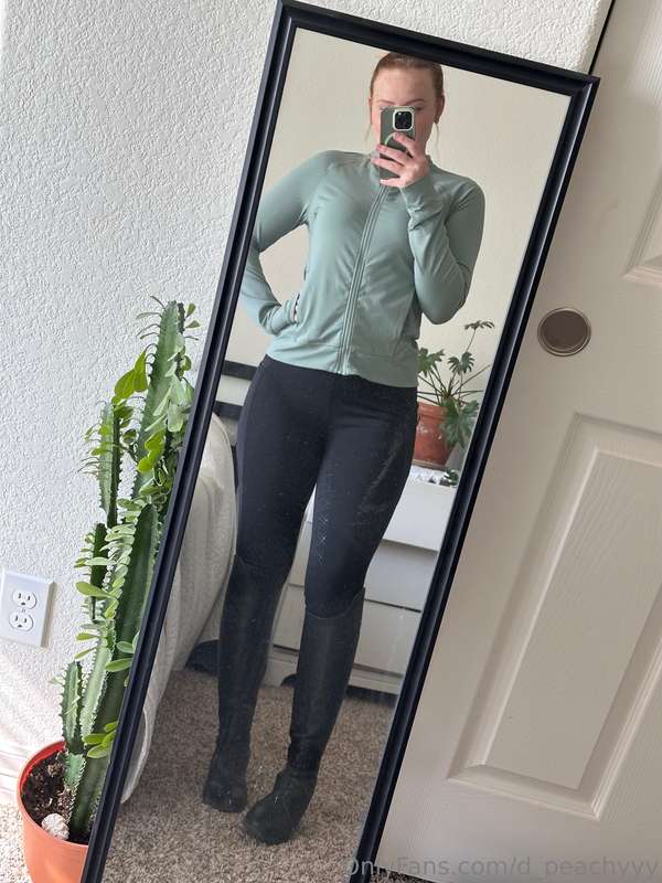 Swipe for a surprise! On my way to jumping lessons🐴