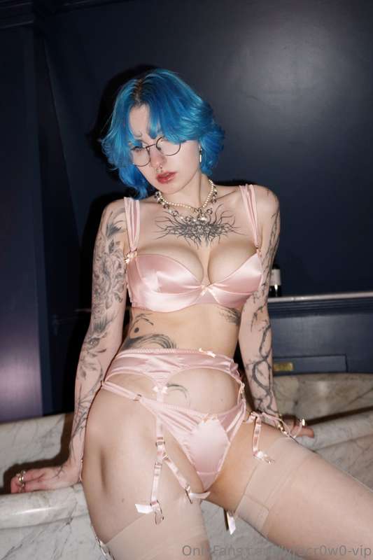 pretty in pink :3 3