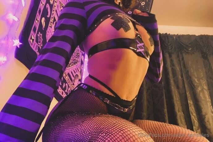 Wyd if he appears in ur room tonight? o: 🖤💜🖤