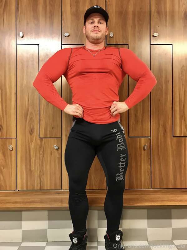 Backday today so I put on a leg show. Makes sense, lol. 😉 Le.. 2