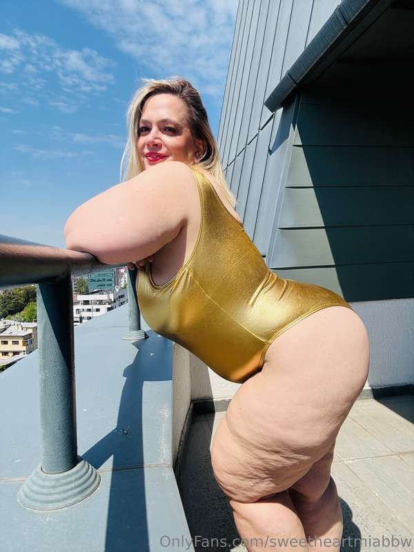 Oh I love Sunny Days and this new golden swimsuit 😍😍 7