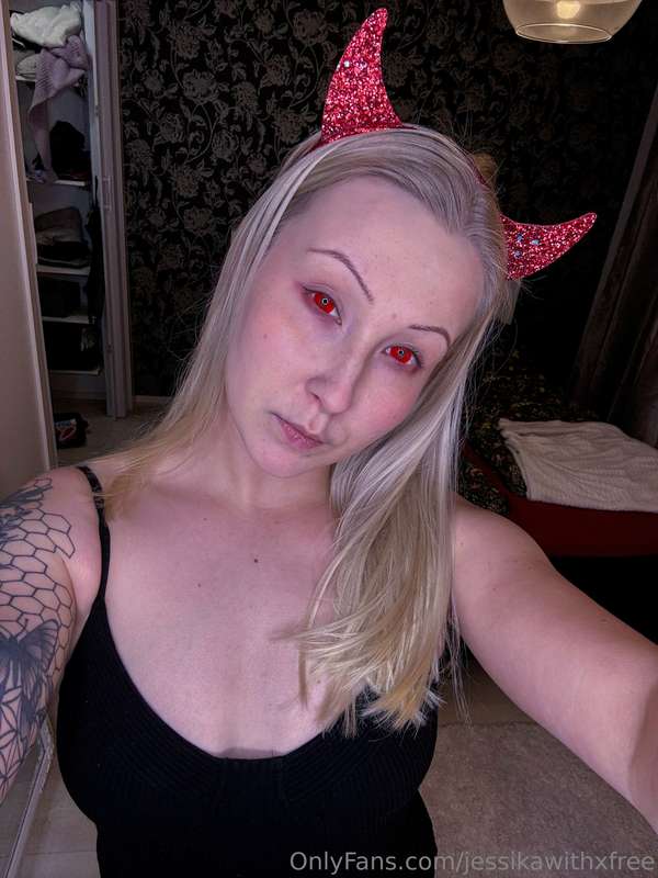 Toinen halloween aiheinen video on julkaistu @jessikawithx 😈..
