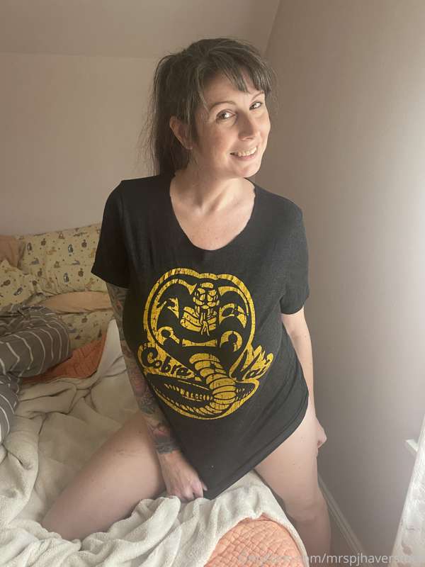 Cute lounging candids… looks like playtime!! 5