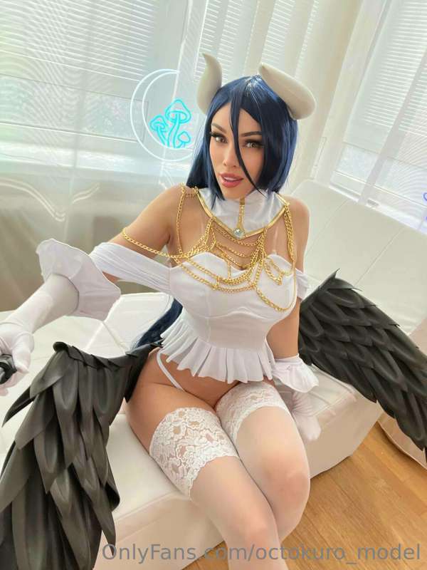 Oh, yes - the Albedo cosplay! Those wings fluttered so nicel.. 2