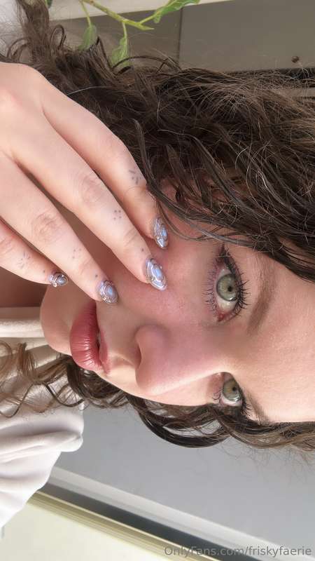 Always showing off my nails ☺️💅🏻