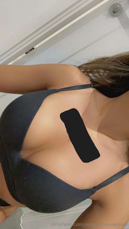 Sundays are better with cleavage... 🥵