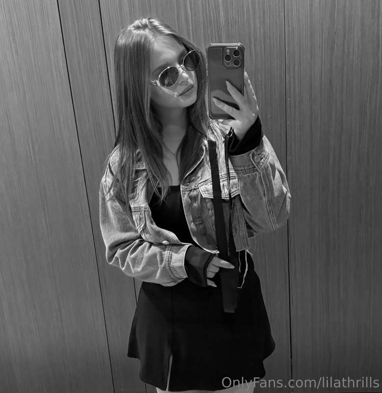 I give you this elevator photo and send you my kisses💋